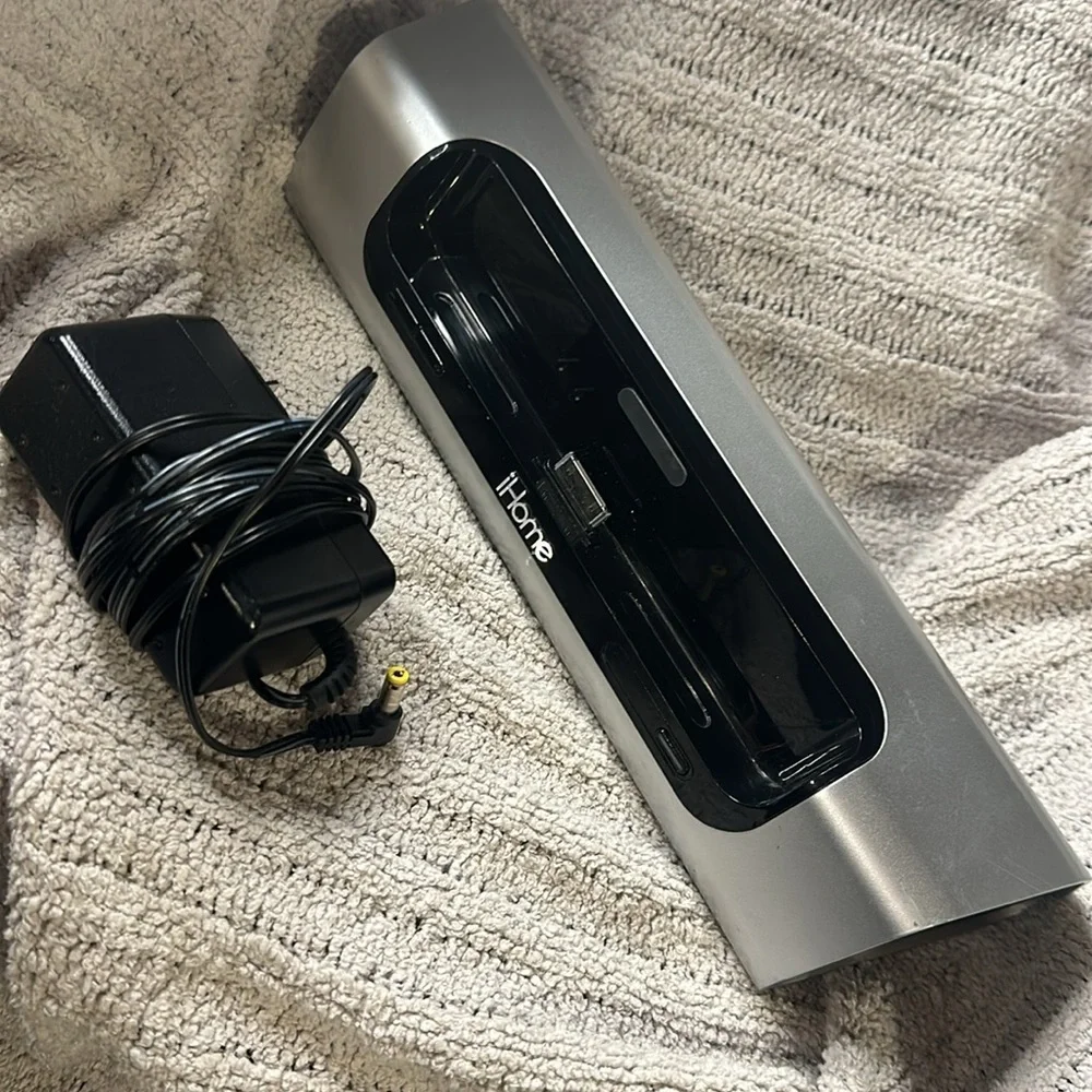 Apple iPhone ihome speaker with wall plug minor scratches - preowned SEE PICS